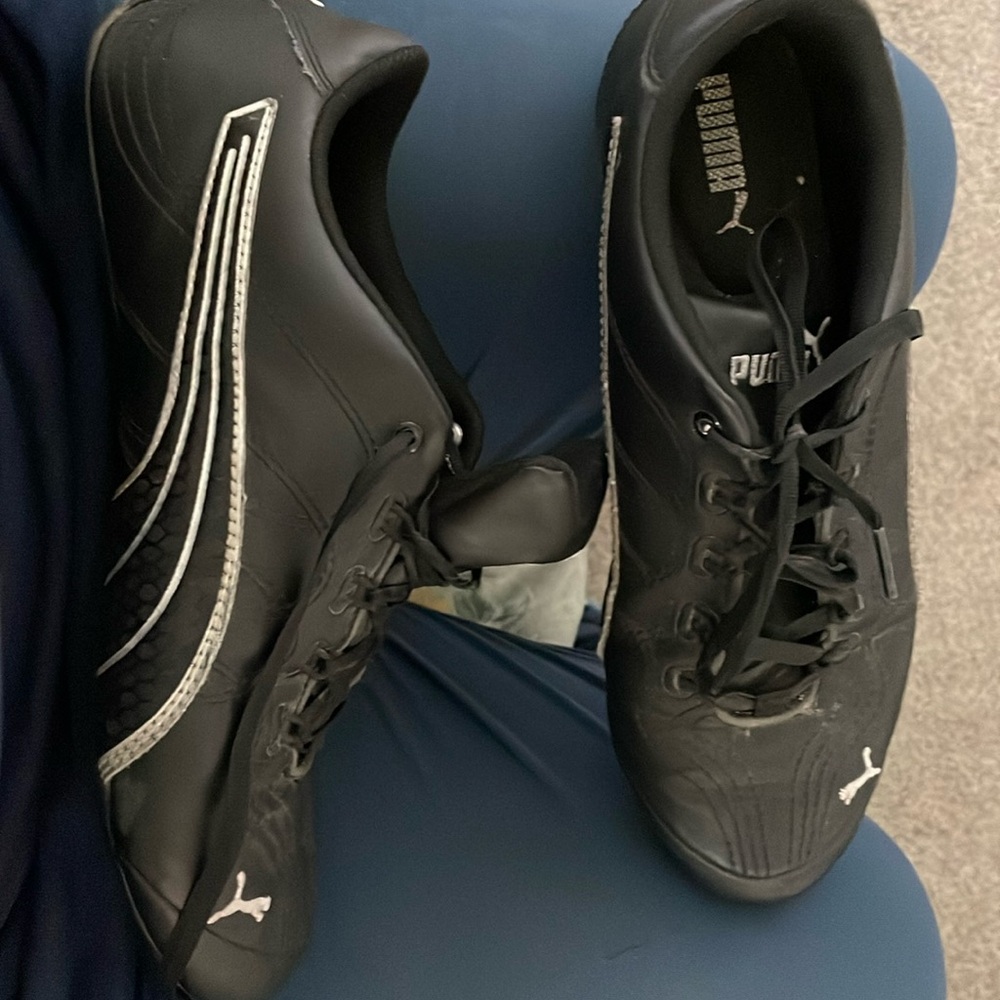 Women’s size 7 puma black shoes with white line accents and puma logo